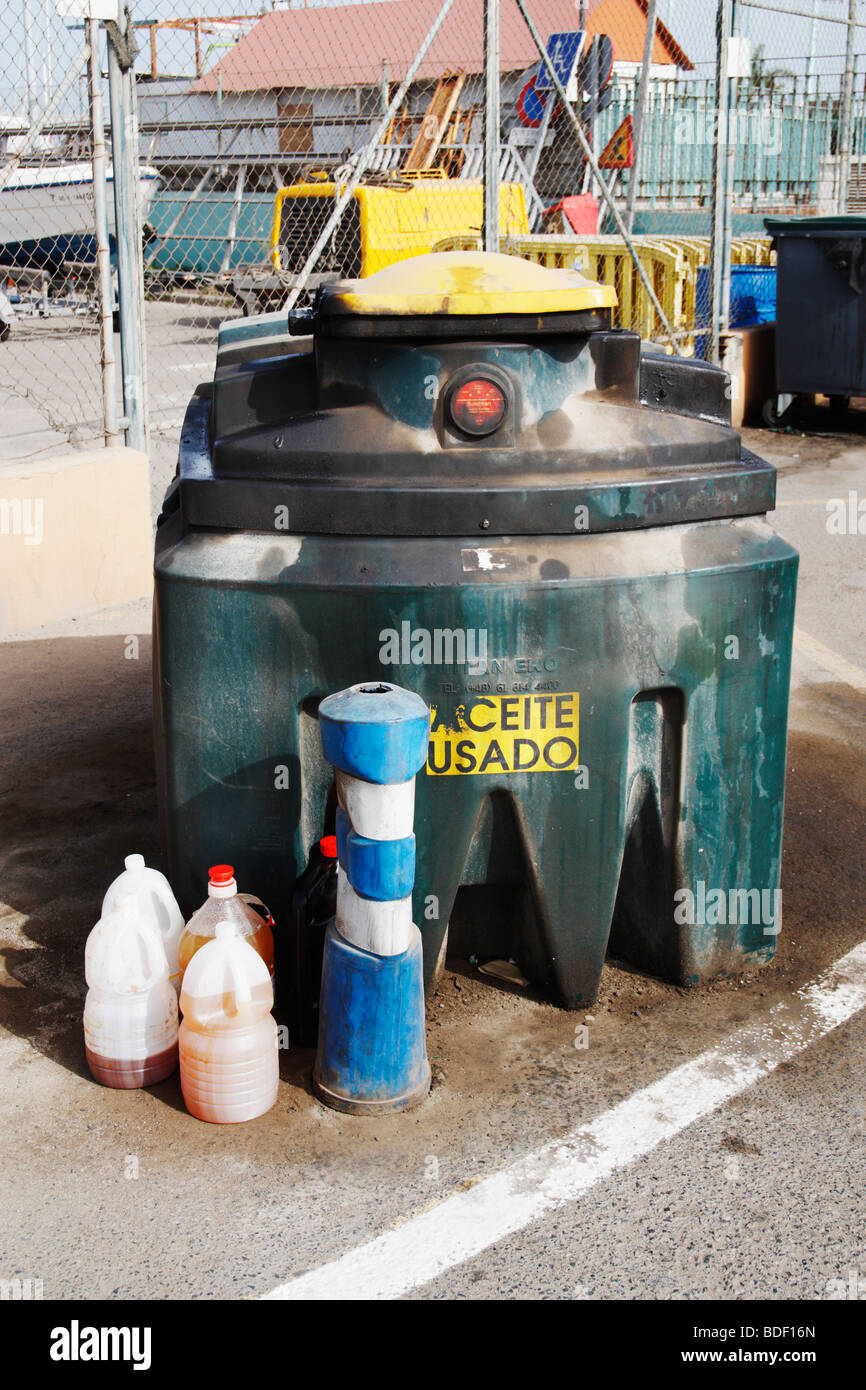 Container für die Entsorgung von Altöl (Aceite Usado) in Spanien Stockfoto
