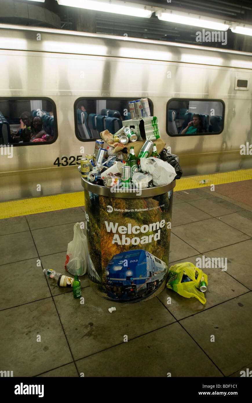 Ein Mülleimer überfüllt mit Bierdosen und Flaschen gesammelt von Metro North Auto-Reiniger ist in Grand Central Terminal zu sehen Stockfoto