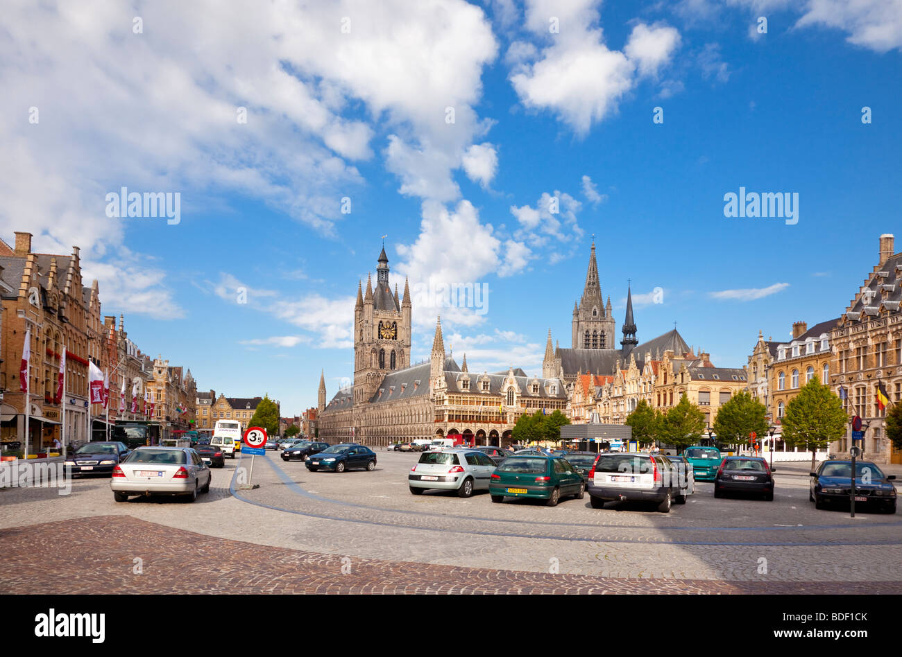 Ypern Stadt Zentrum und Marktplatz Flandern, Belgien, Europa Stockfoto