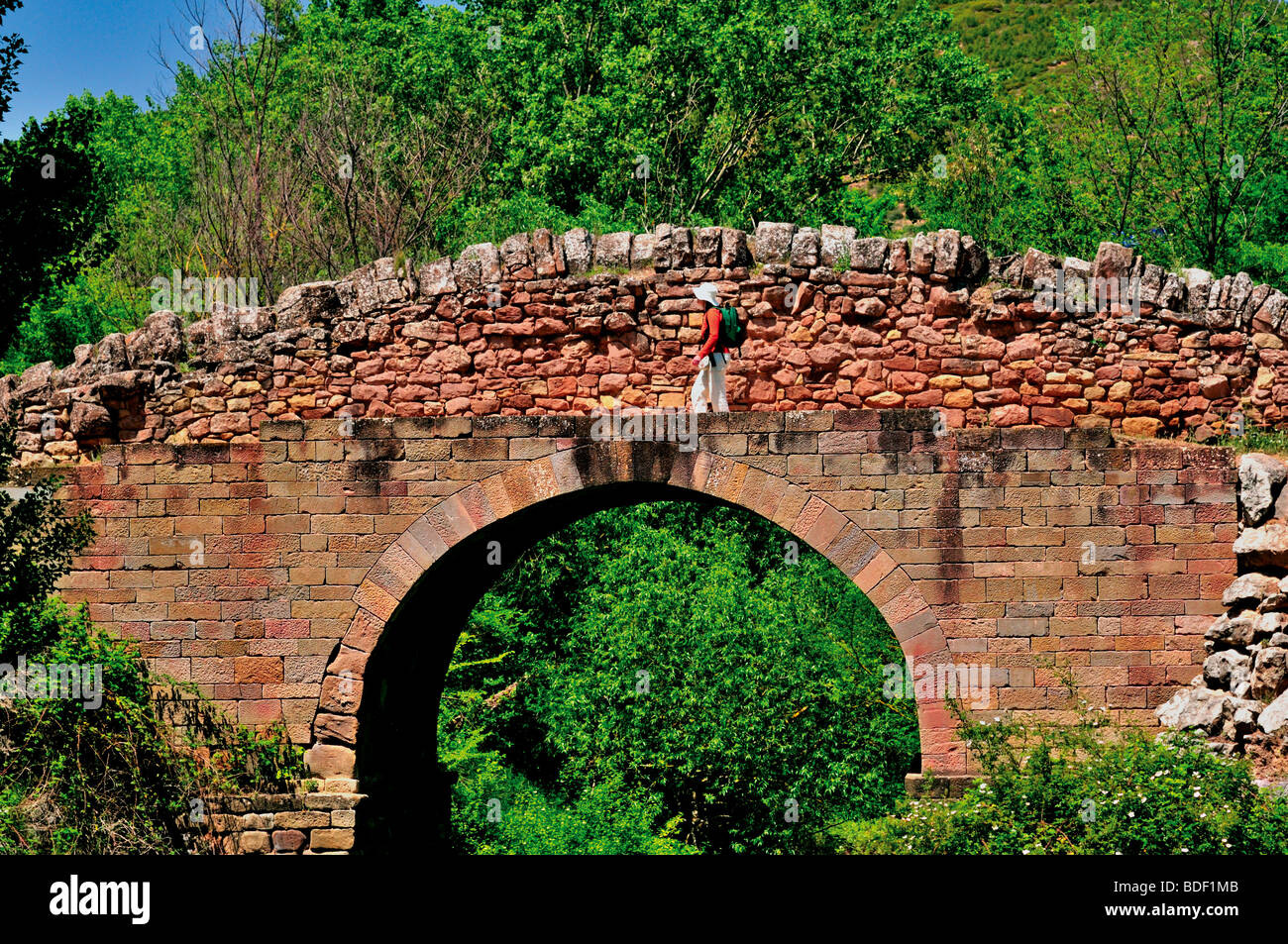 Spanien, Jakobsweg: Pilger überqueren der römischen Brücke Cirauqui Stockfoto