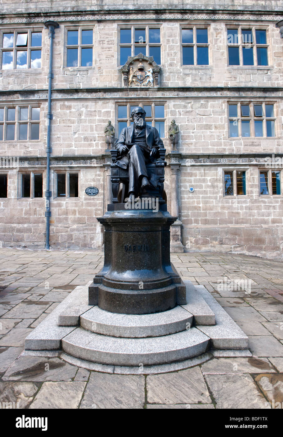 Denkmal für Charles Darwin außerhalb Shrewsbury Bibliothek (Schlossbibliothek Tore) Stockfoto