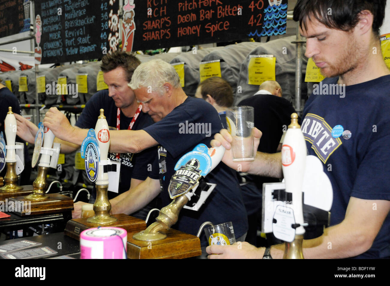 Freiwillige real Ale am The Great British Beer Festival ziehen alljährlich am Londoner Earls Court. Stockfoto