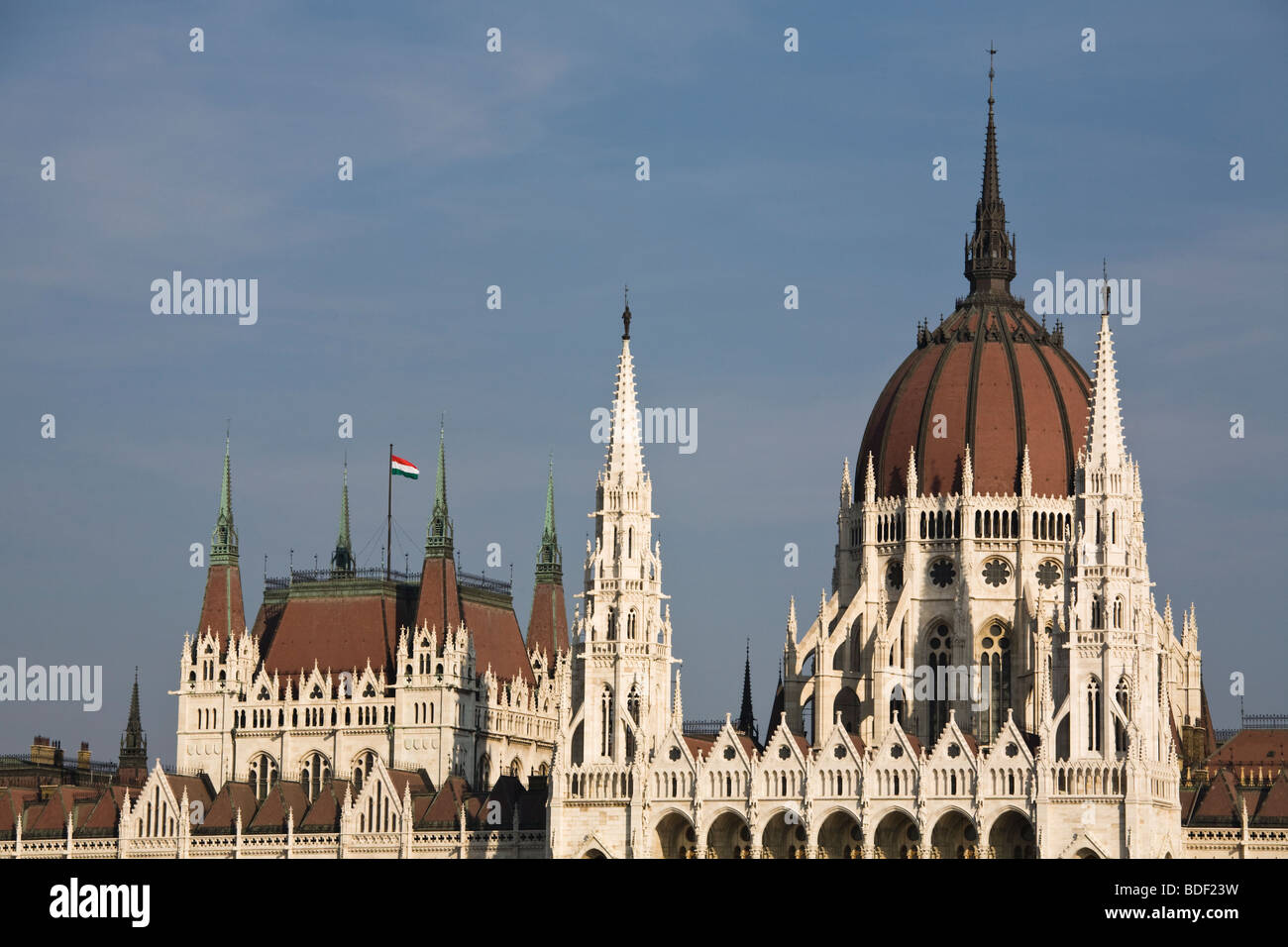 Ungarische Flagge am Parlamentsgebäude, Budapest, Ungarn Stockfoto