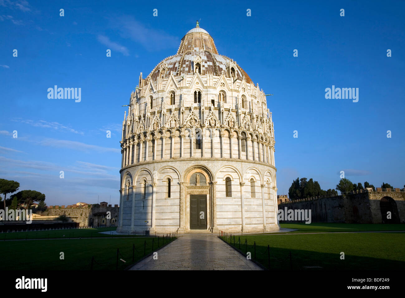 Das Baptisterium von Pisa die Piazza dei Miracoli neben dem schiefen Turm, Pisa, Toskana Italien Stockfoto