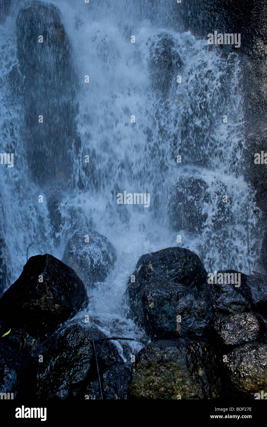 nassen Felsen und Wasserfall Stockfoto