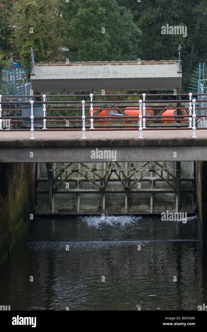 Tor Schleuse Flut Verteidigung Fluss fließt Wasser schnell Stockfoto