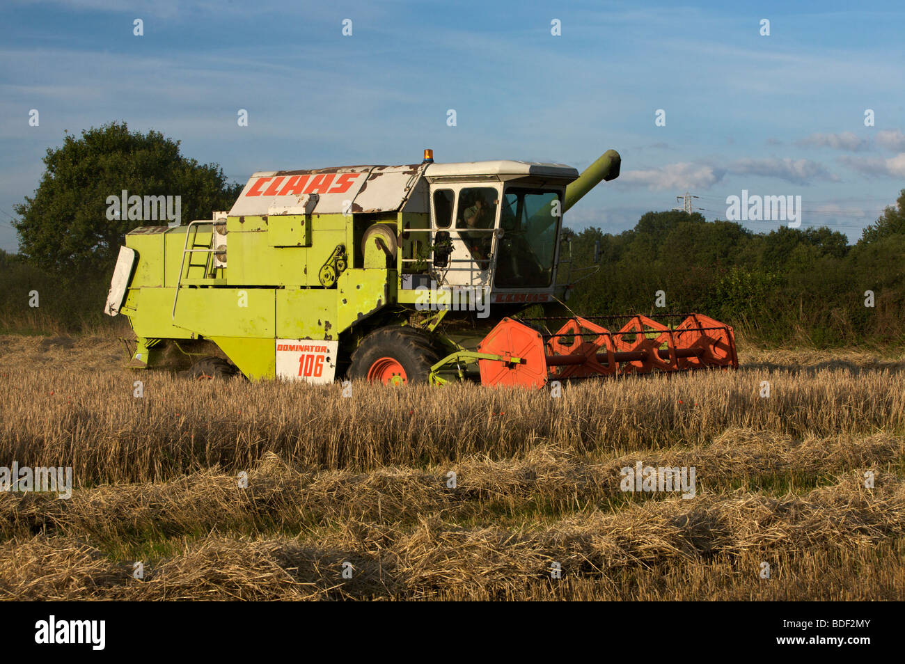 Class Dominator 106 kombinieren Harvester schneiden Gerste Stockfoto