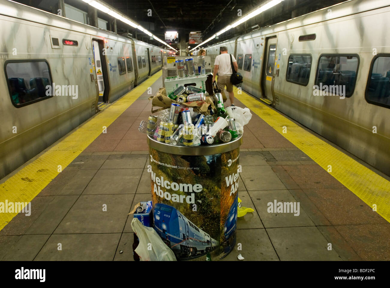 Ein Mülleimer überfüllt mit Bierdosen und Flaschen gesammelt von Metro North Auto-Reiniger ist in Grand Central Terminal zu sehen Stockfoto