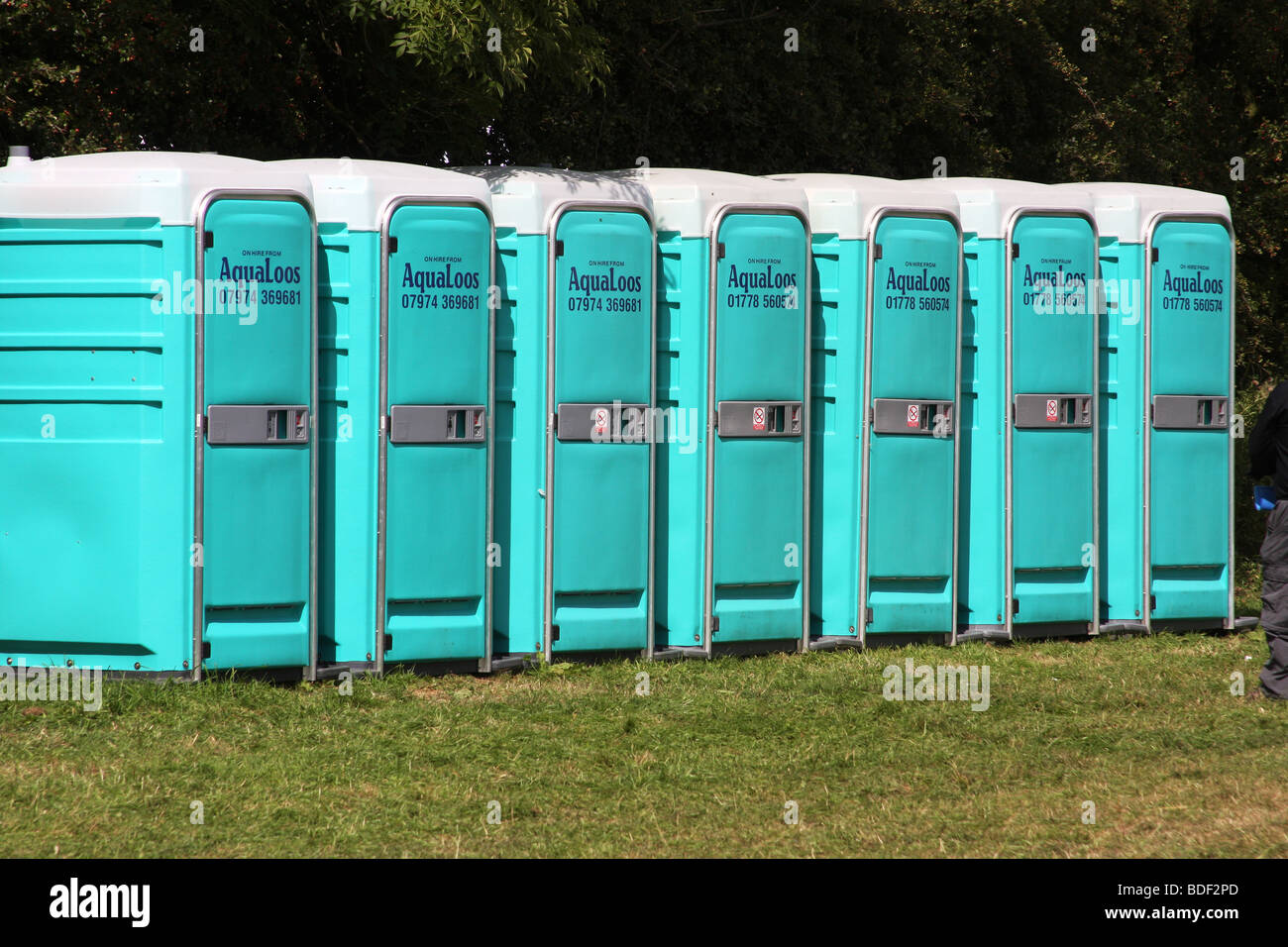 Tragbare mieten Toiletten installiert an einem Standort für benutzen. Stockfoto