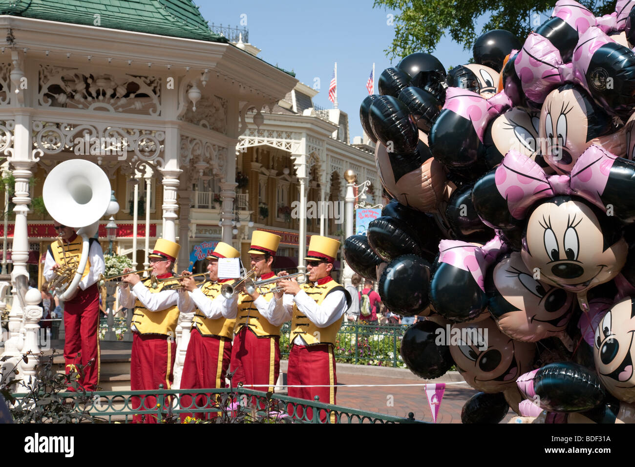 Ein Trommler-und Pfeiferkorps und Minnie Mouse Luftballons, Disneyland Paris, Frankreich Stockfoto