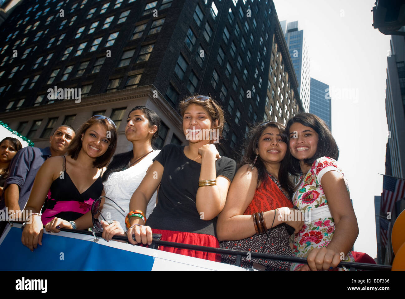 Indisch-amerikanische Teenager fahren ein Schwimmer in der indischen Independence Day Parade in New York Stockfoto