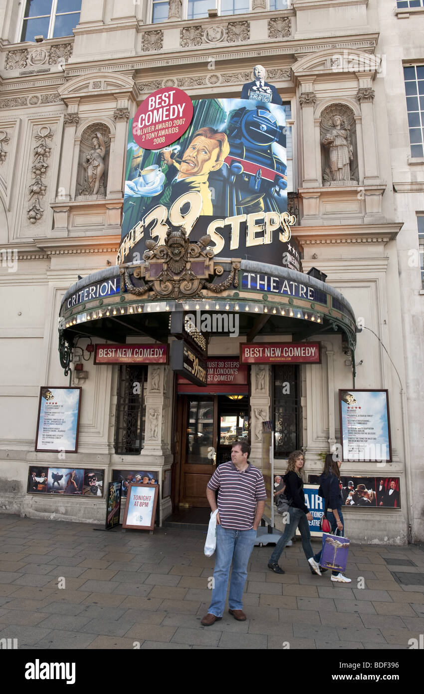 Große bunte Plakate Werbung "The 39 Steps" komödiantischen spielen auf Vorderseite des The Criterion Theatre, Picccadilly Circus, London Stockfoto