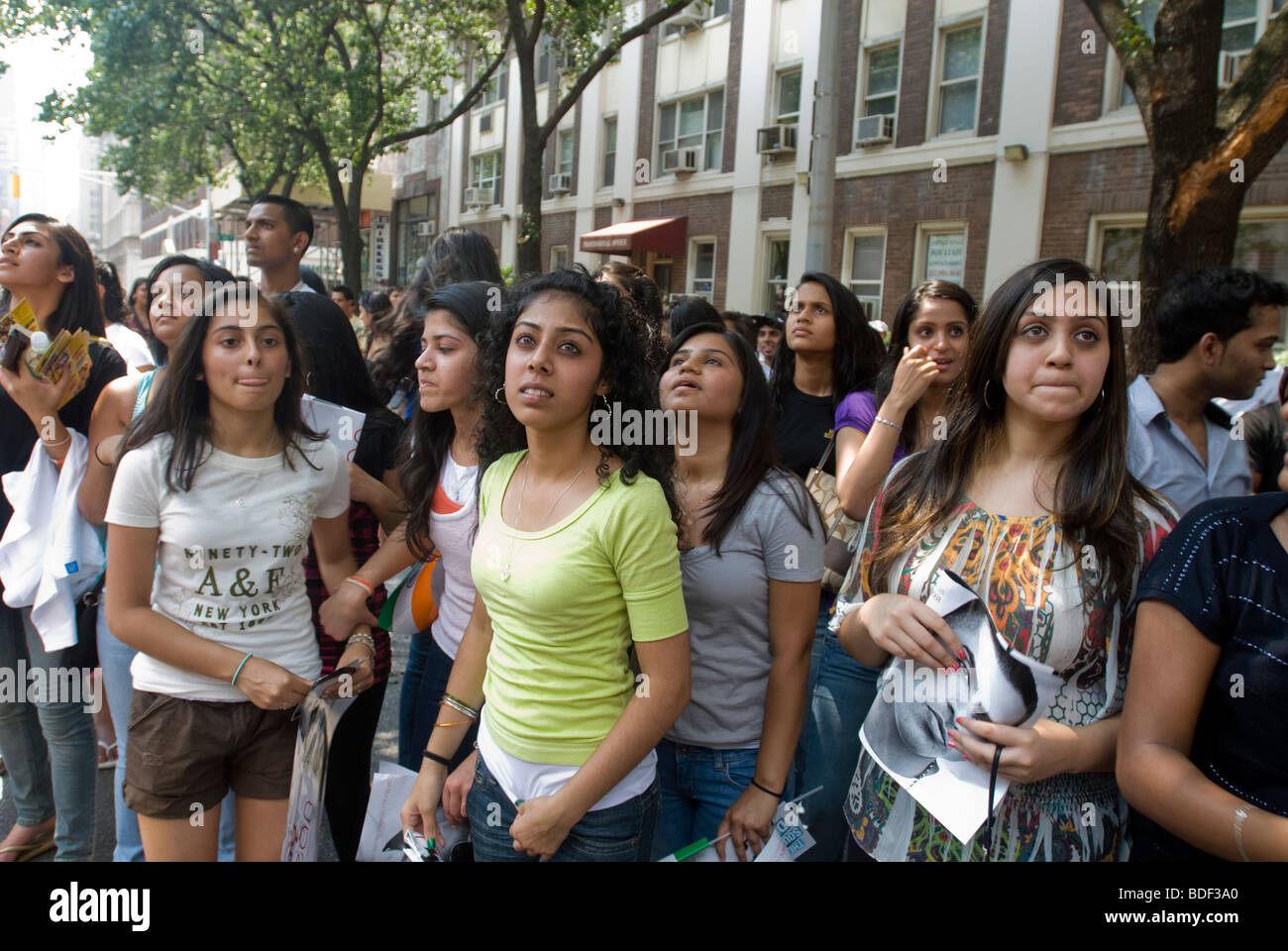 Mädchen im Teenageralter zusehen in Ehrfurcht vor den Sänger Sean Paul, wie er während der indischen Independence Day Parade in New York führt Stockfoto