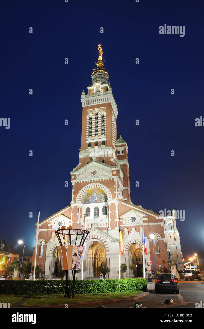 Albert-Kirche an der Somme in der Nacht Stockfoto