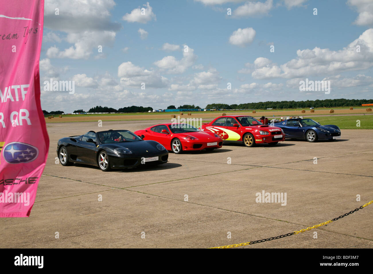 Line-up der Supersportwagen auf ein Treiber Traumtag am Bruntingthorpe Flugplatz Leicestershire Stockfoto