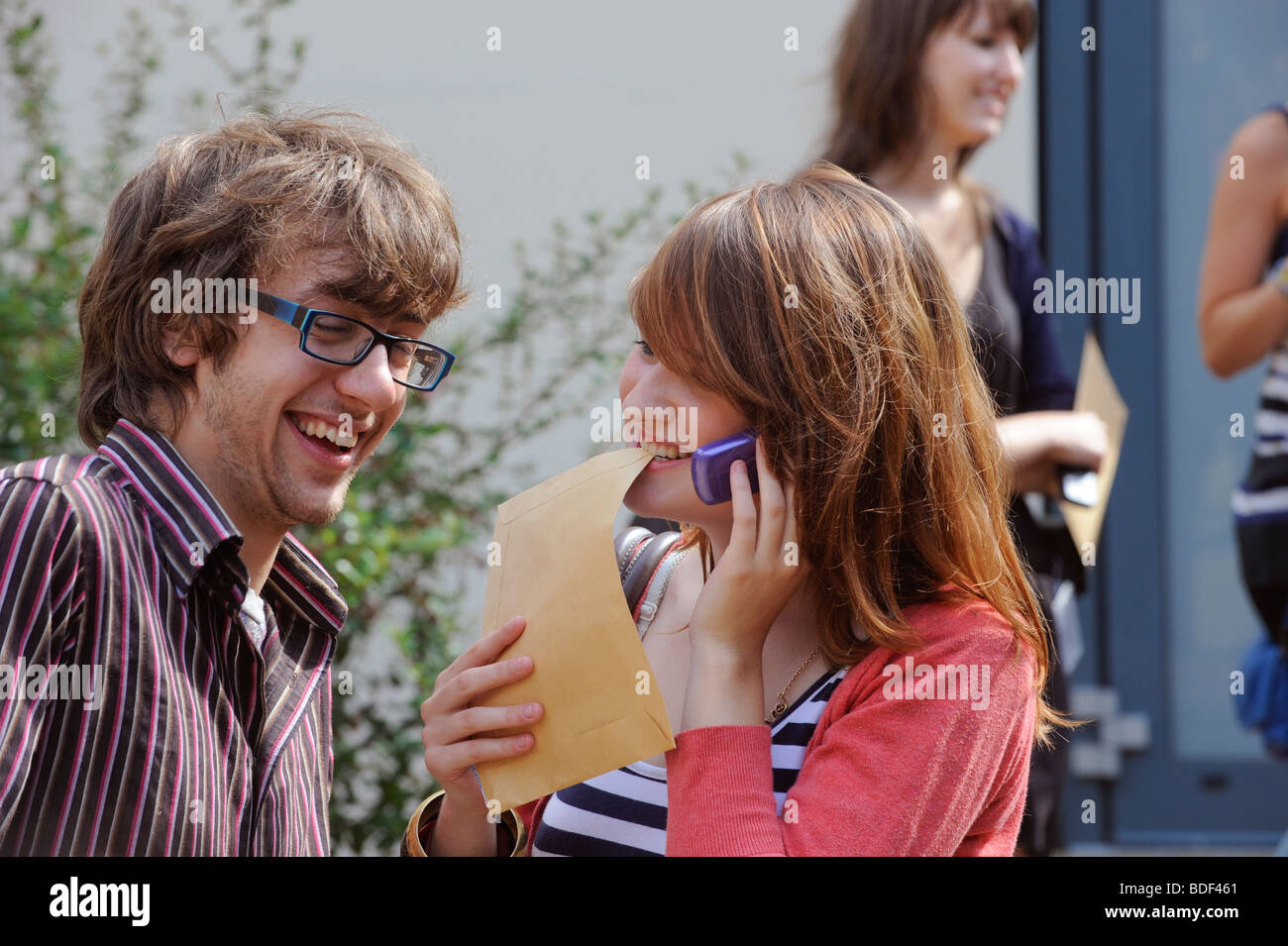 Ein Schüler feiert Prüfungsergebnisse in Lewes East Sussex. Stockfoto