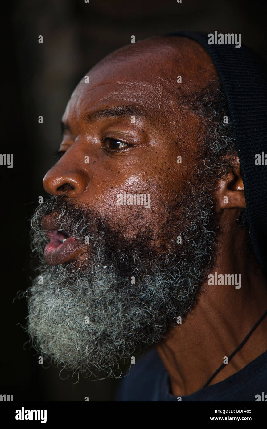 Micheal Ray, West Indian Folk-Sänger und Musiker in Straßenkonzerte beim Edinburgh Fringe Festival. Stockfoto