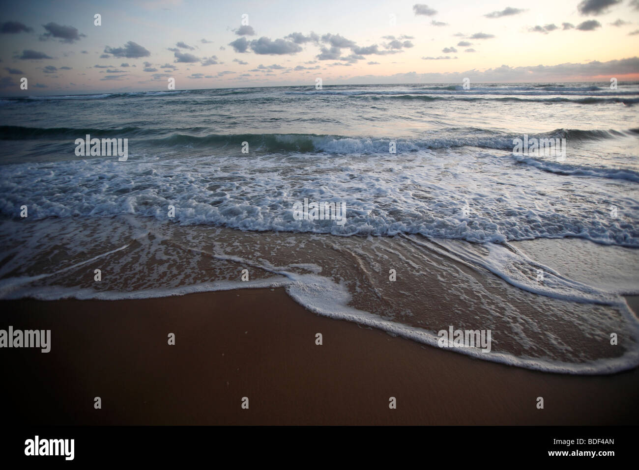 Wellen am Strand wie die Flut kommt am Cap D'Homy in Frankreich Stockfoto