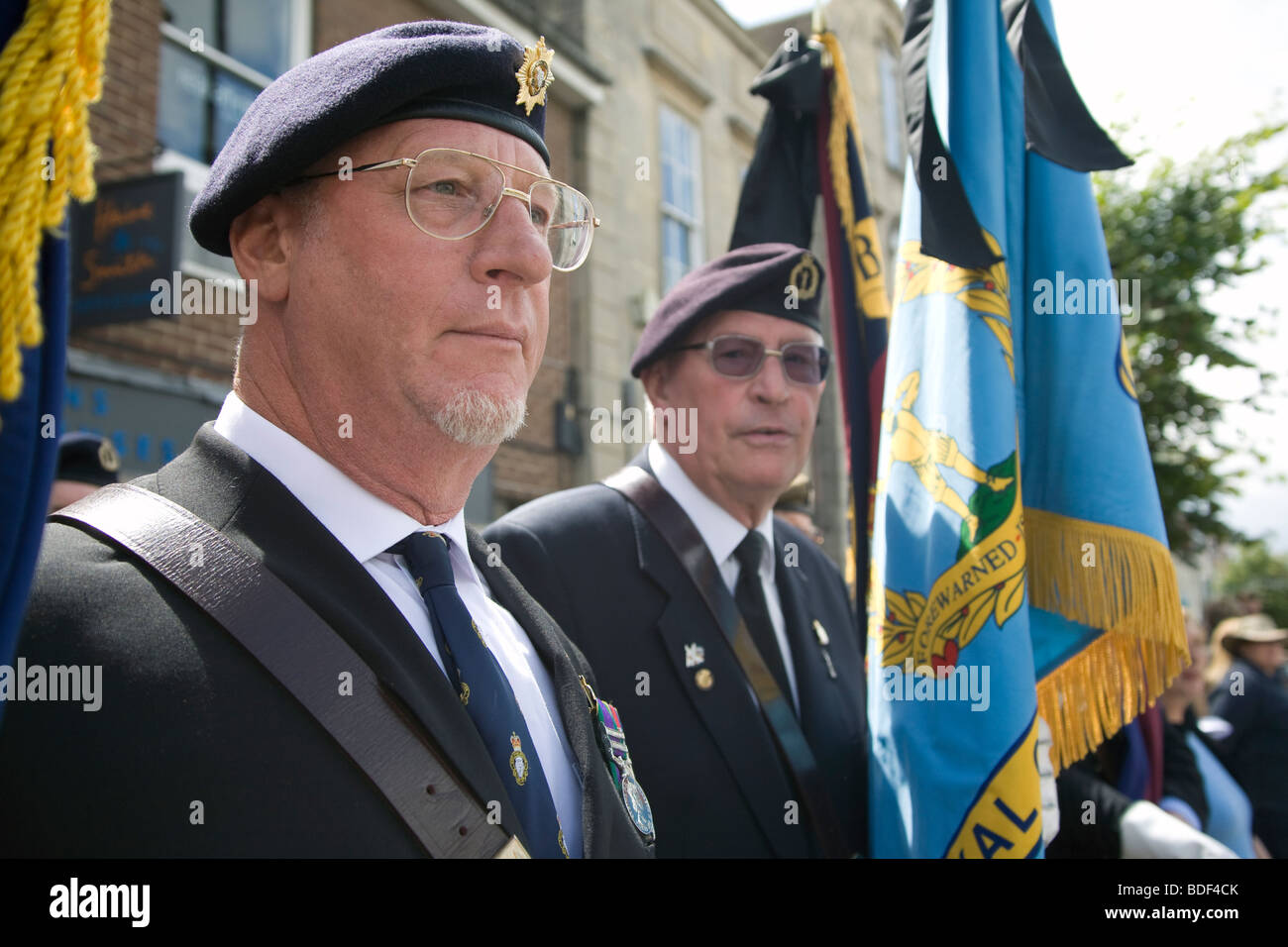 Veteranen aus der royal british Legion zollen an Wootton Bassett wie die Leichen von vier britische Soldaten repatriiert werden. Stockfoto