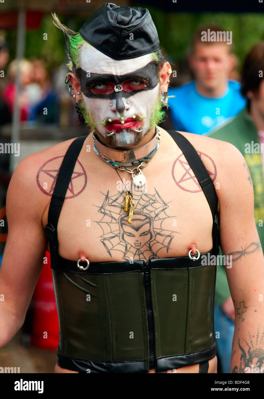 Mann mit Piercings und anderen Körperkunst auf Strawberry Fair, Cambridge, Juni 2009. Stockfoto