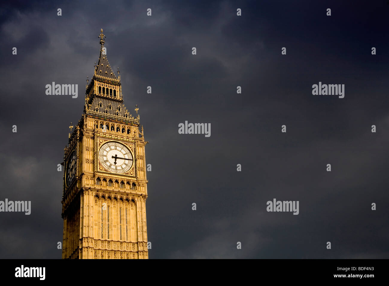 Big Ben bei bewölkten Stromy Wetter, bei Sonnenuntergang, goldenen Licht Litting seitwärts. Häuser des Parlaments, Themse, London, Europa Stockfoto