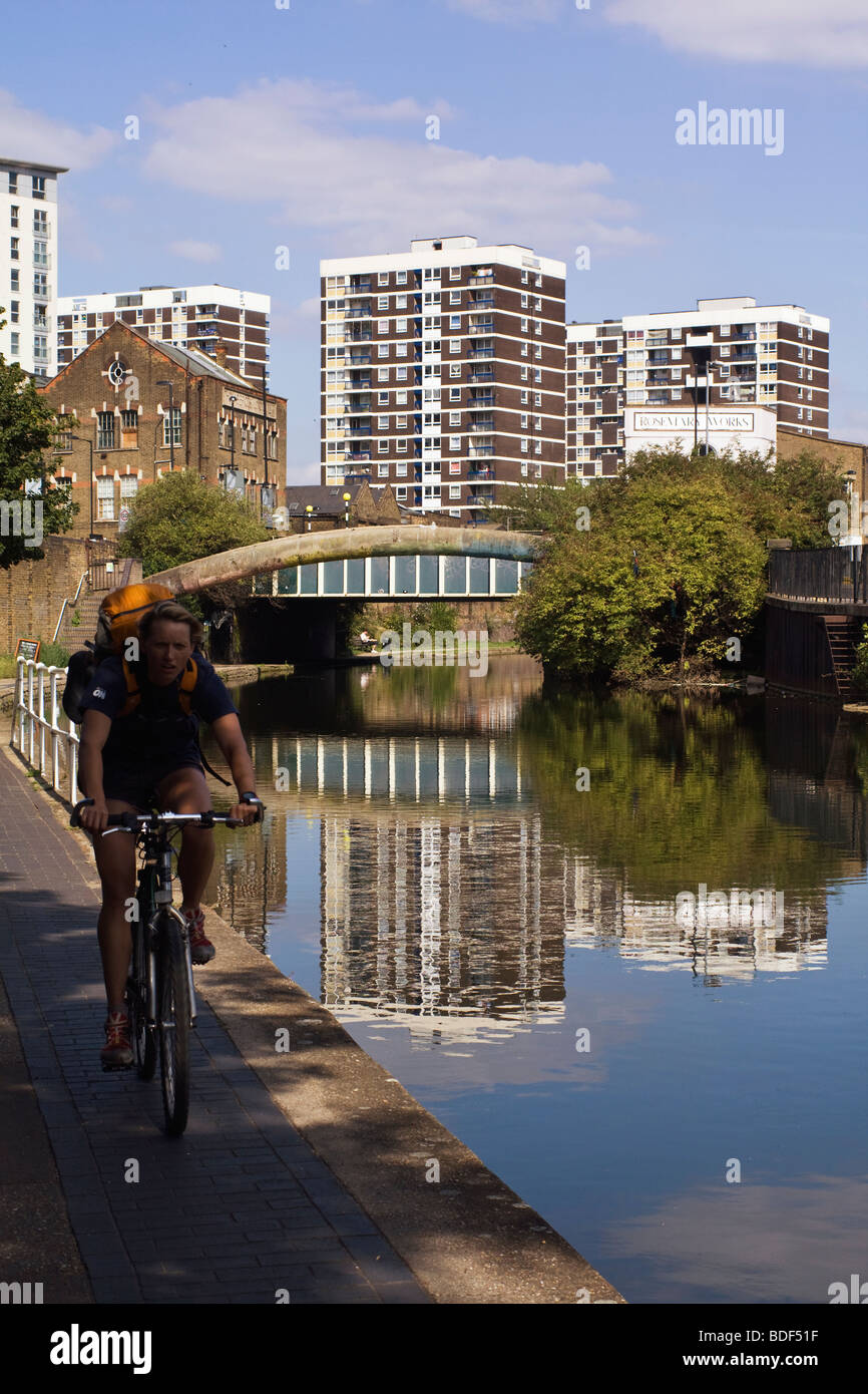 Ein Radfahrer, Regents Canal, Spiegelbild mit Hochhäusern. Stockfoto