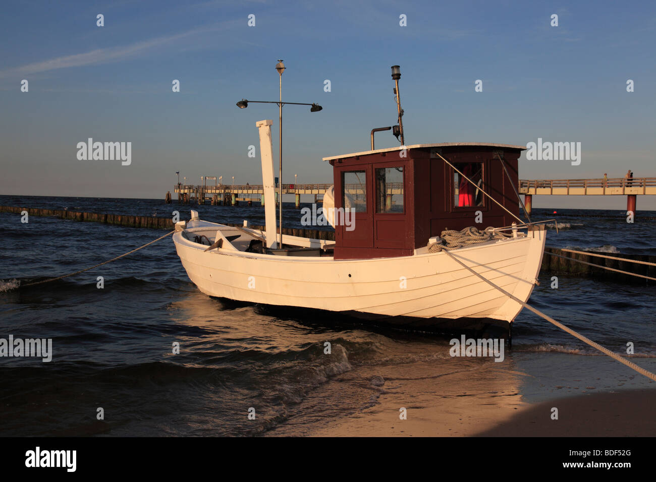 Angelboot/Fischerboot am Strand von höchsten auf der Insel Usedom, festgemacht Pommern, Westdeutschland. Foto: Willy Matheisl Stockfoto