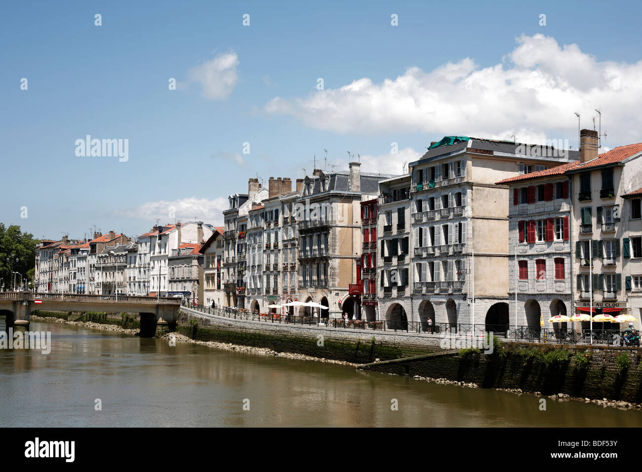 Riverside-Gebäude von Petit Bayonne mit Blick auf den Fluss Nive in Bayonne in Süd-West Frankreich Stockfoto