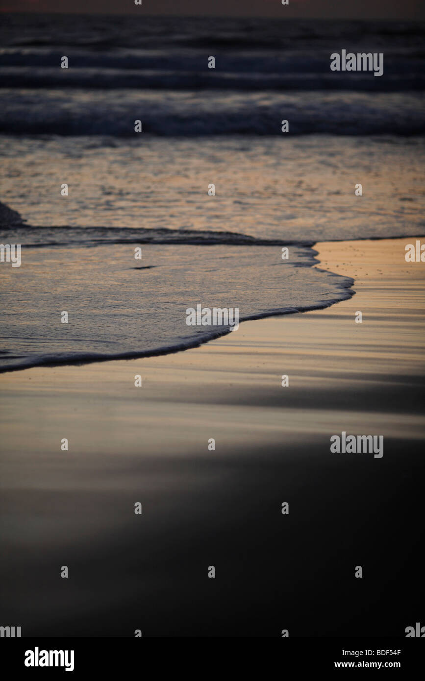 Wellen am Strand wie die Flut kommt am Cap D'Homy in Frankreich Stockfoto