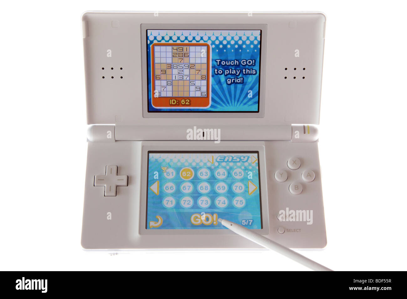 Nintendo DS-Handheld-Spiele-Konsole und Stift mit Sudoku Spiel eingefügt isoliert auf weißem Hintergrund Stockfoto
