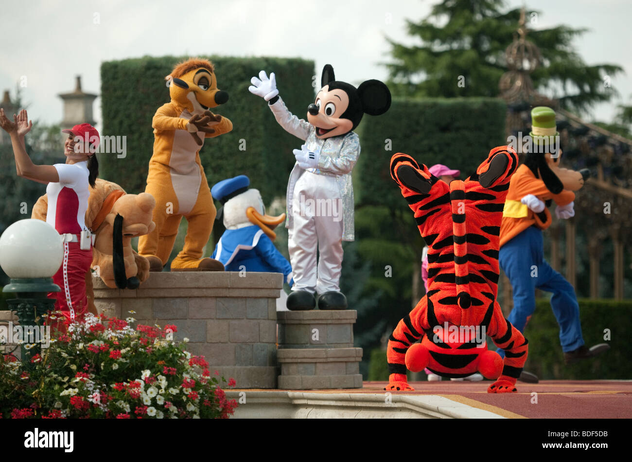 Disney-Figuren in Kostümen, Disneyland, Paris, Frankreich, Europa Stockfoto