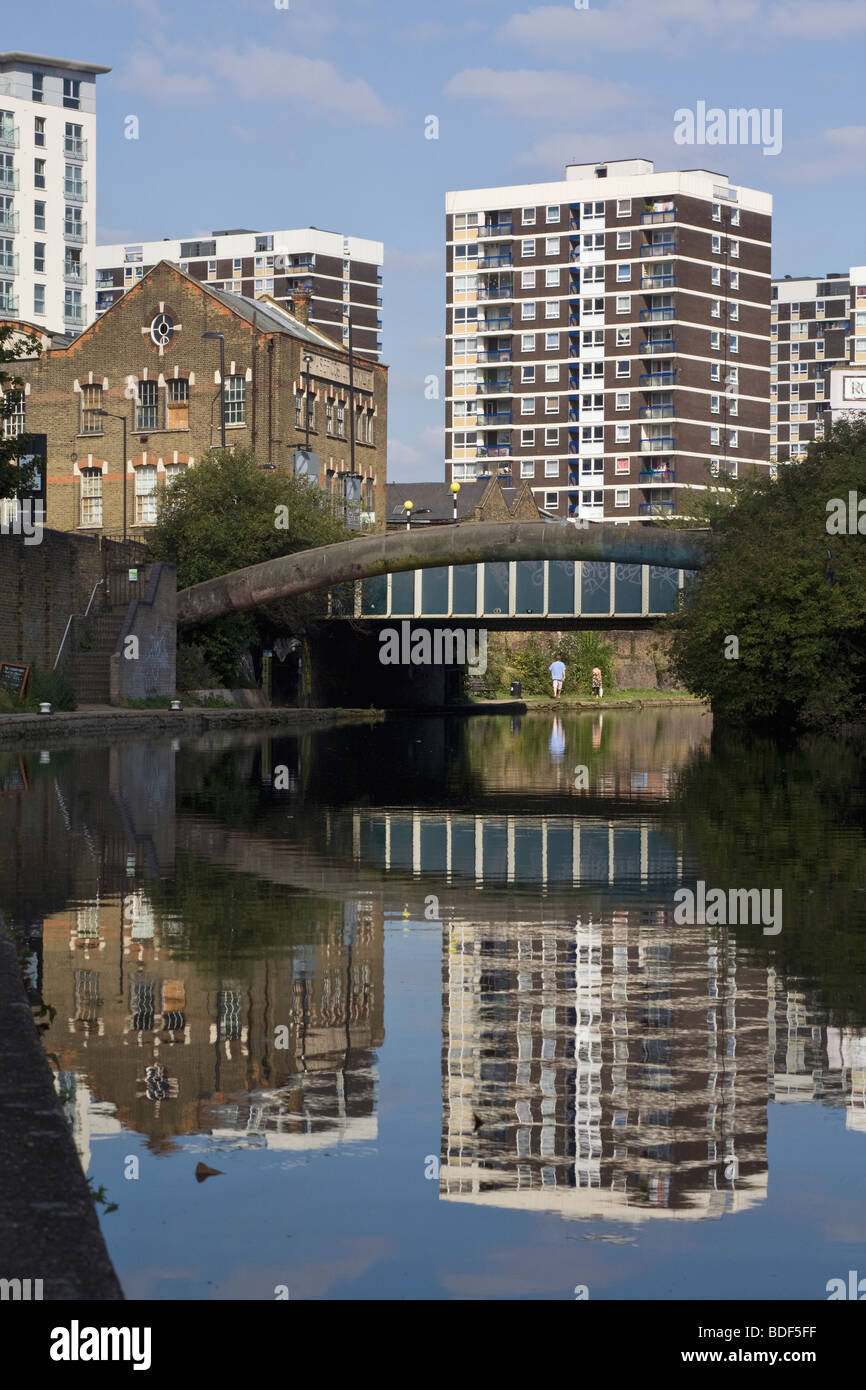 Regents Canal, Reflexion mit Hochhäusern. Stockfoto
