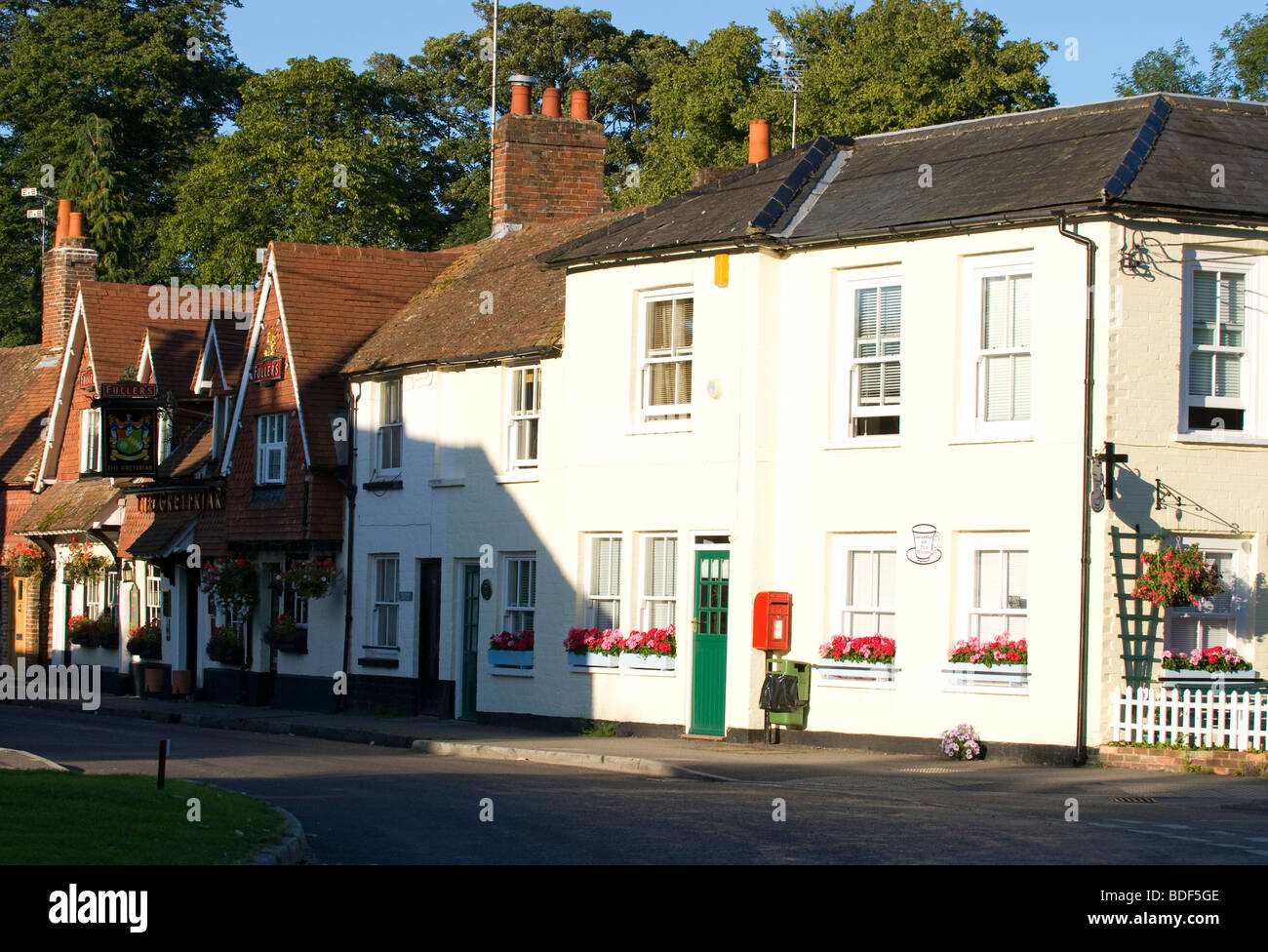 Blick auf Winchester Straße im Dorf Chawton, in der Nähe von Alton, Hampshire, UK. Stockfoto