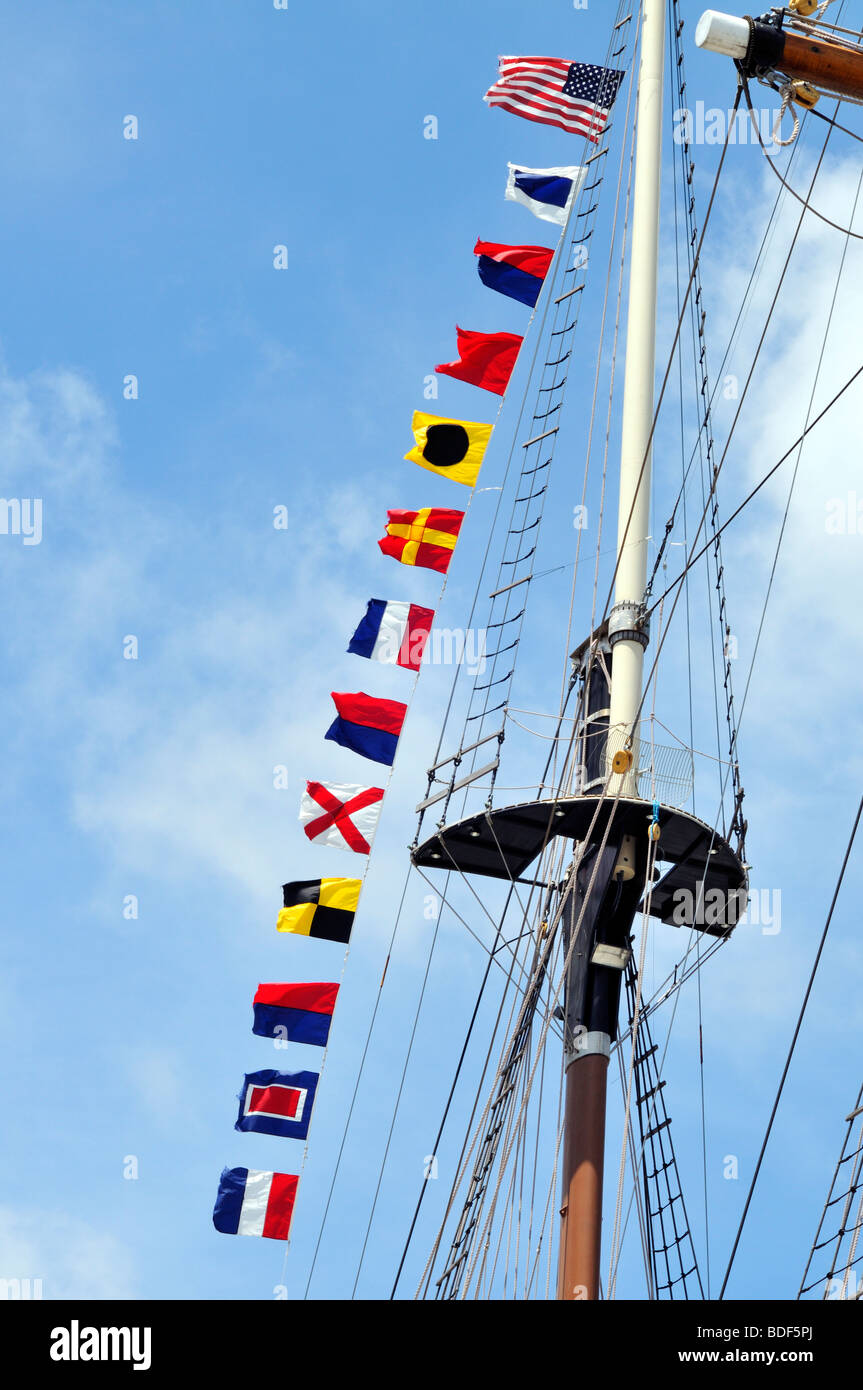 Segeln Schiff Stenge und Flaggen Stockfoto