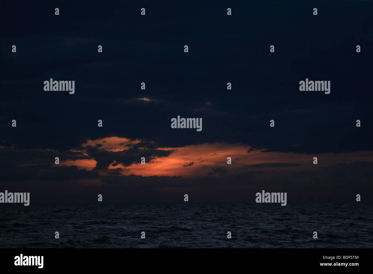 Sonnenuntergang am Rossall Beach, Lancashire mit dem Windpark Morecombe Bay in Sicht Stockfoto