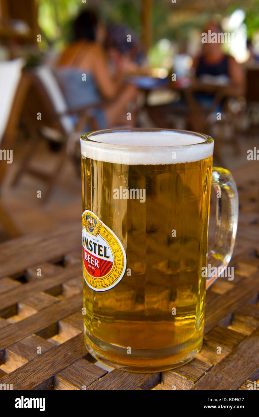 Glas der Amstel Bier am Tisch in Taverne in Katelios auf der griechischen  Insel Kefalonia Griechenland GR Stockfotografie - Alamy