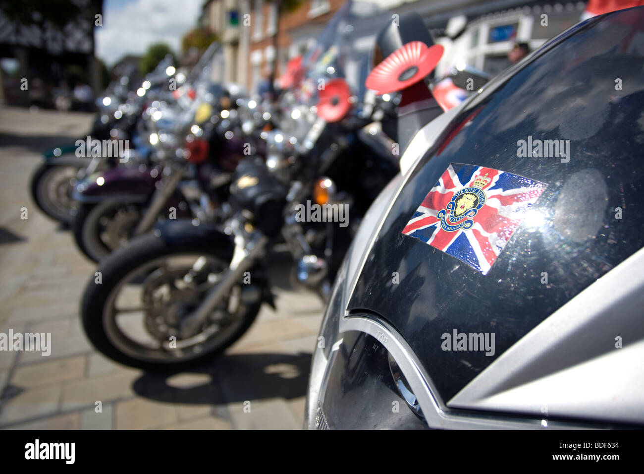 Motorräder, die im Besitz von Mitgliedern der royal British Legion bei Wootton Basset für Rückführungen von vier Soldaten. Stockfoto
