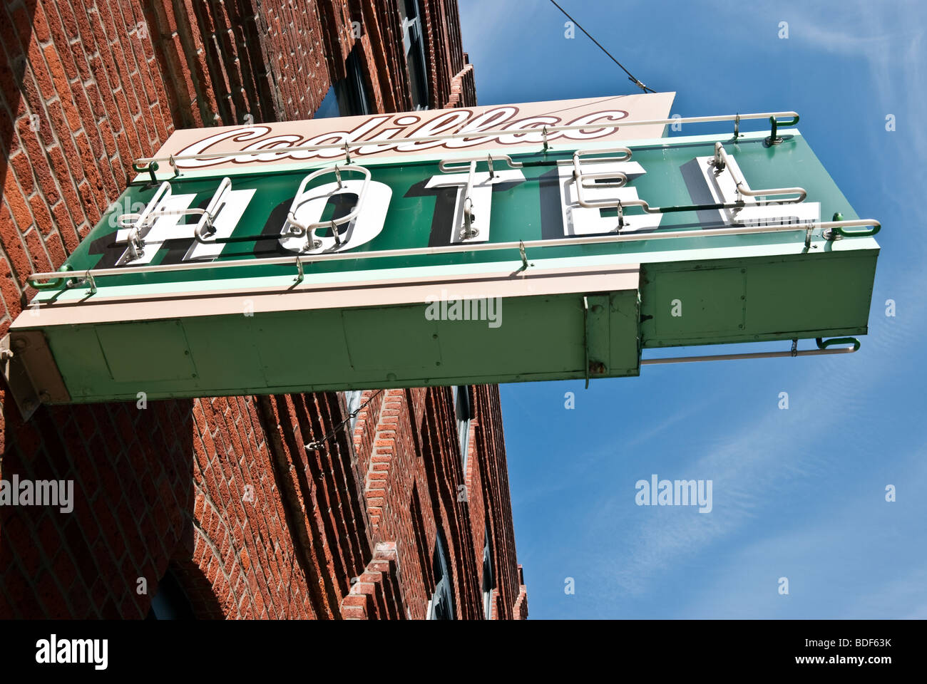 Art-Deco-Vintage retro-Leuchtreklame identifizieren das renovierte historische Cadillac Hotel Gebäude im Stadtteil Pioneer Square Stockfoto