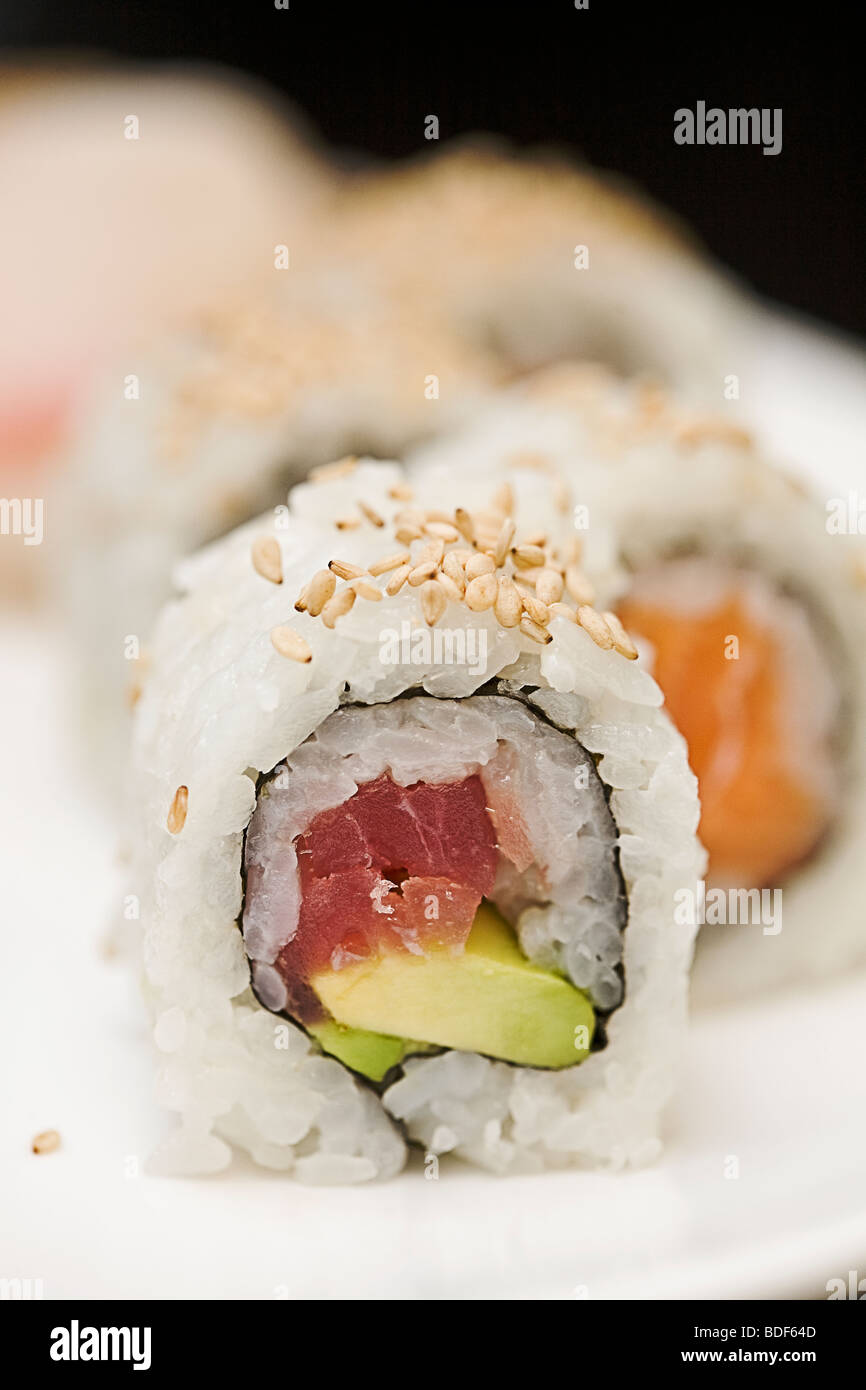 Thunfisch und Lachs Sushi auf dem Teller Stockfoto
