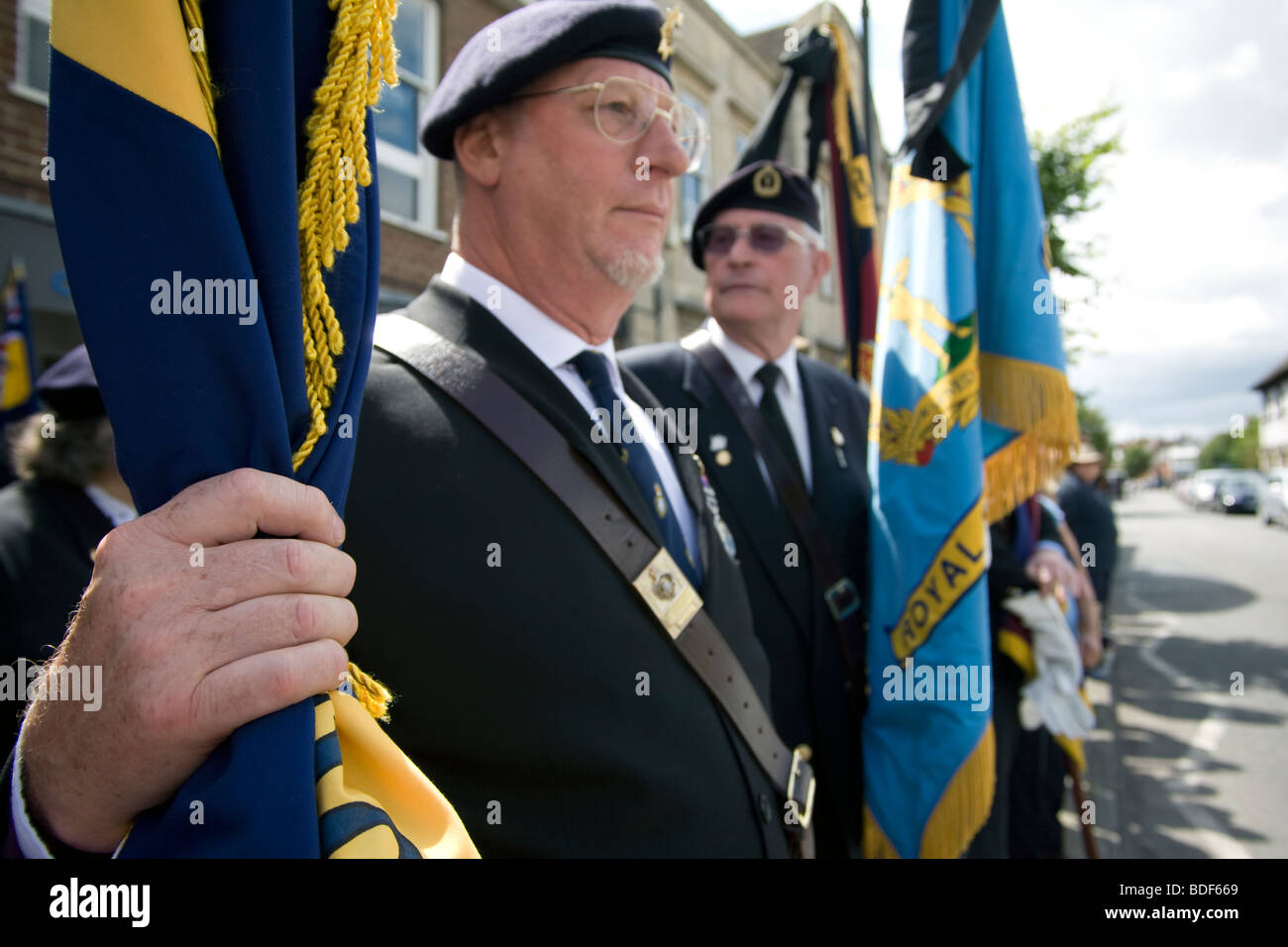 Veteranen aus der royal british Legion zollen an Wootton Bassett wie die Leichen von vier britische Soldaten repatriiert werden Stockfoto