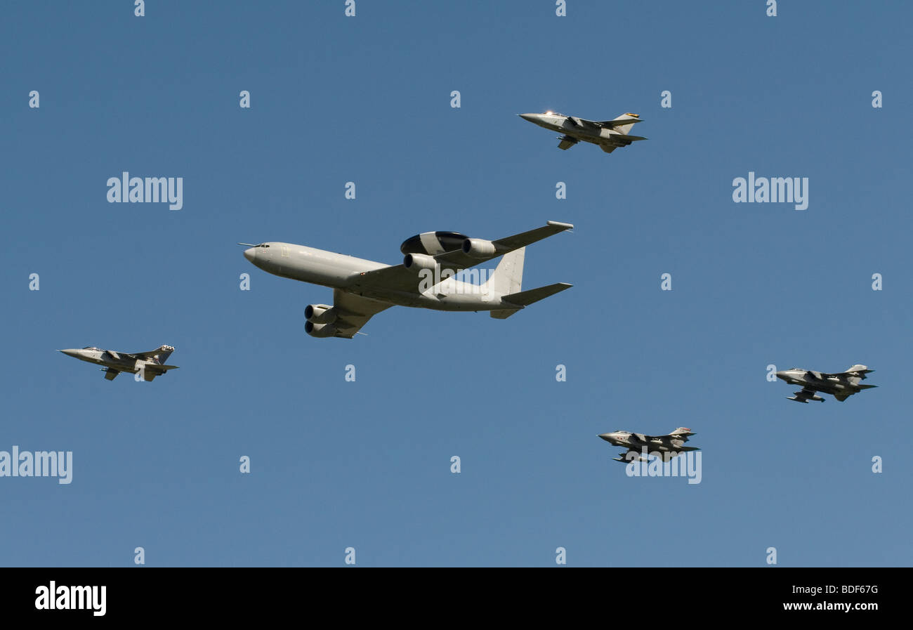 Gründung der Royal Air Force E-3D Sentry, 2 x Tornado F3 und 2 x Tornado GR4 Stockfoto