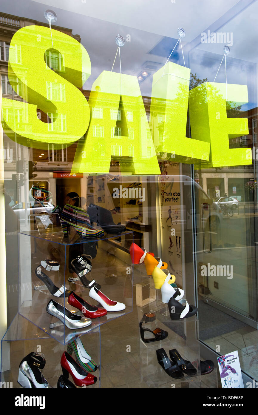 Verkaufsschild im Schaufenster, London, Vereinigtes Königreich Stockfoto