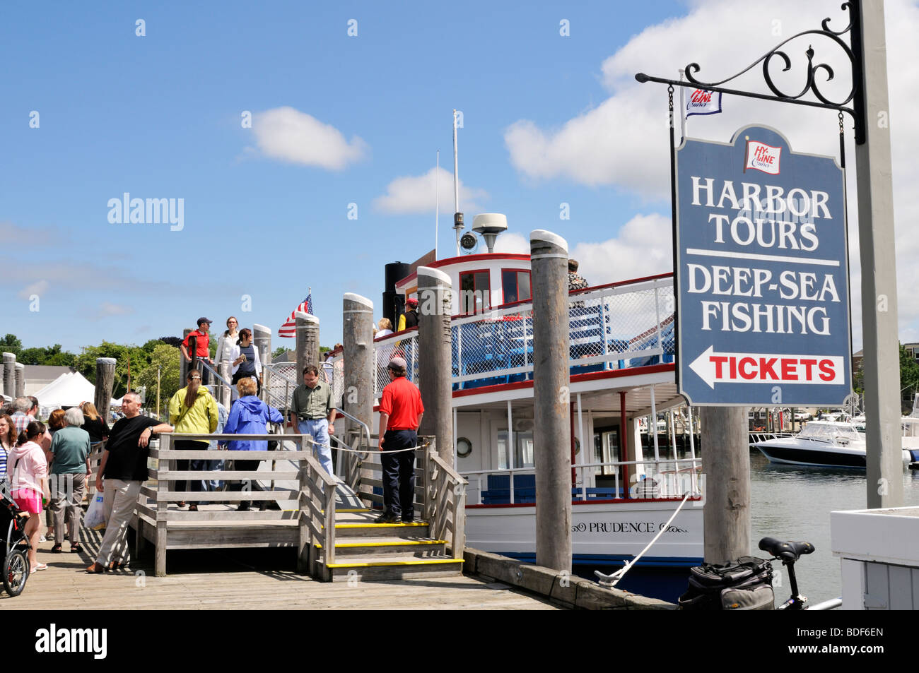 Cape Cod Hyannis Hafen, Hafenrundfahrt und Hochseefischen unterzeichnen und Boot im Sommer mit Menschen an Docks und Boarding Ausflugsboot Stockfoto