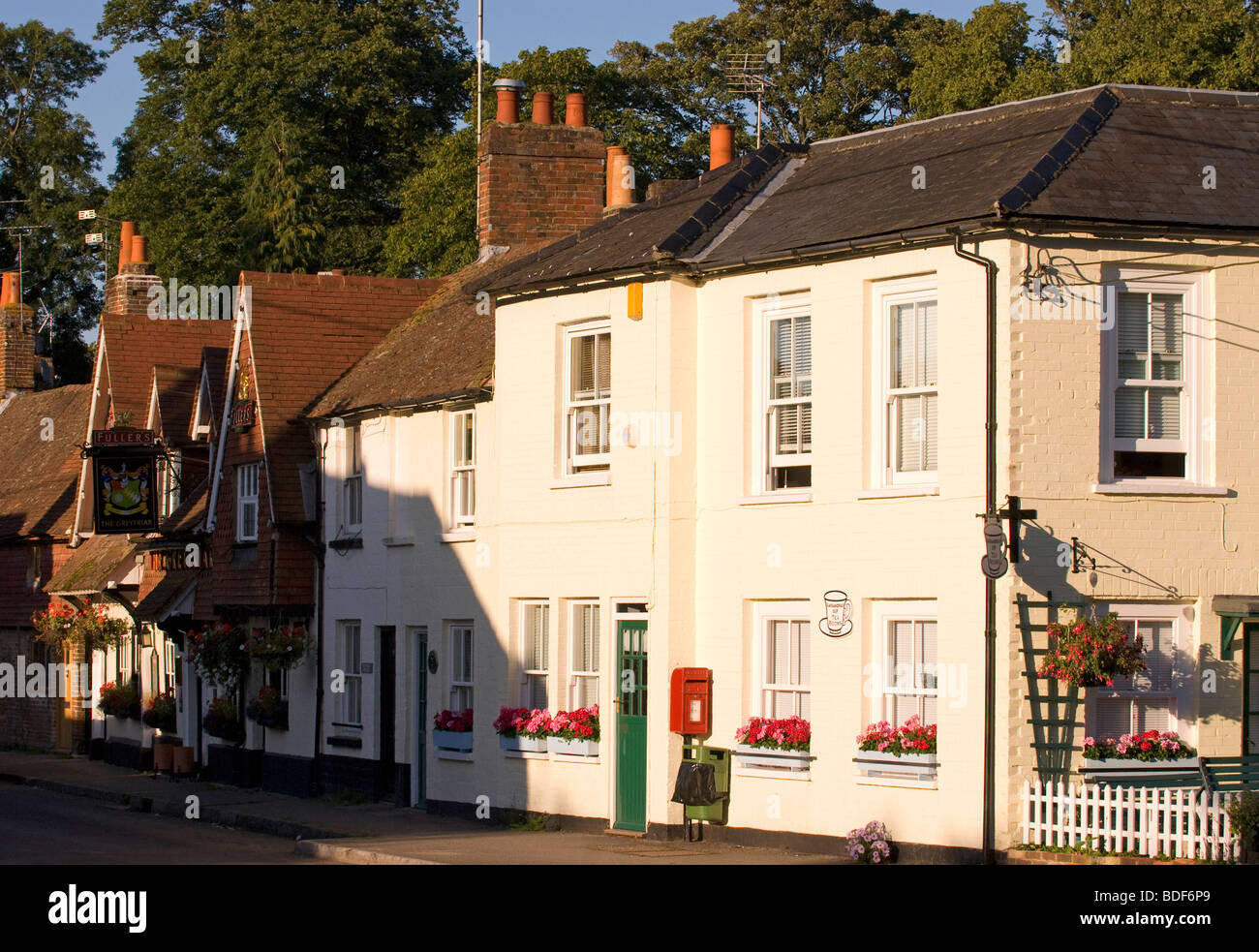 Blick auf Winchester Straße im Dorf Chawton, in der Nähe von Alton, Hampshire, UK. Stockfoto