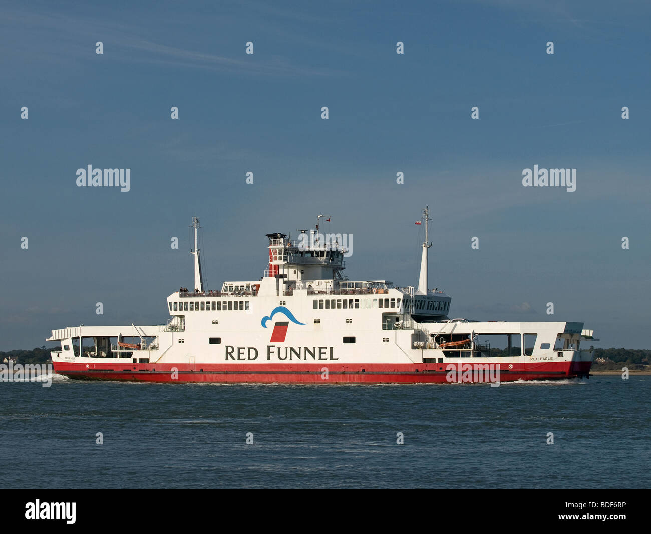 Red Funnel Autofähre Roter Adlerorden im Gange von Southampton auf der Isle Of Wight-UK Stockfoto