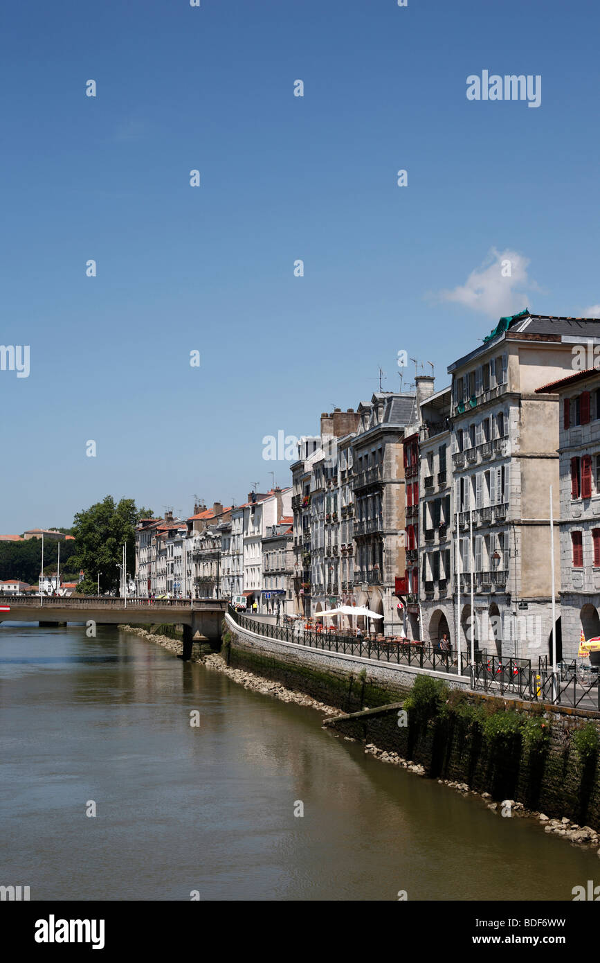 Riverside-Gebäude von Petit Bayonne mit Blick auf den Fluss Nive in Bayonne in Süd-West Frankreich Stockfoto