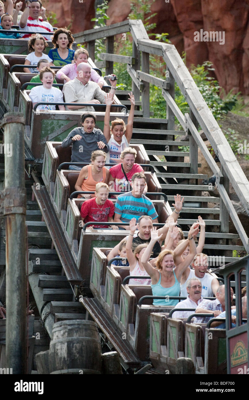 Leute, die Spaß auf einer Achterbahn haben, Thunder Mountain, Disneyland Paris France Stockfoto