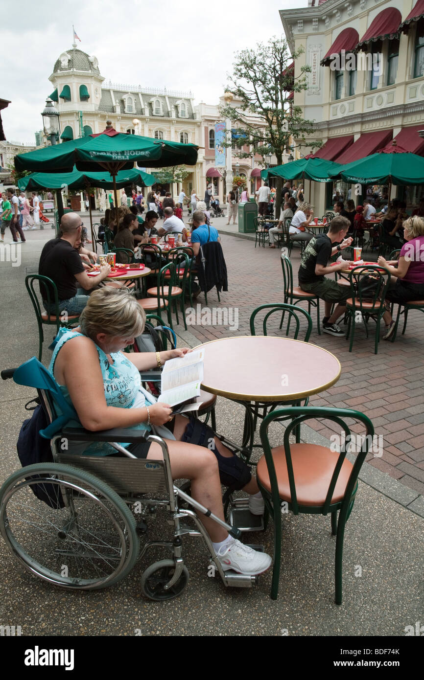 Eine behinderte Frau in einem Rollstuhl im Disneyland, Paris, Frankreich Stockfoto
