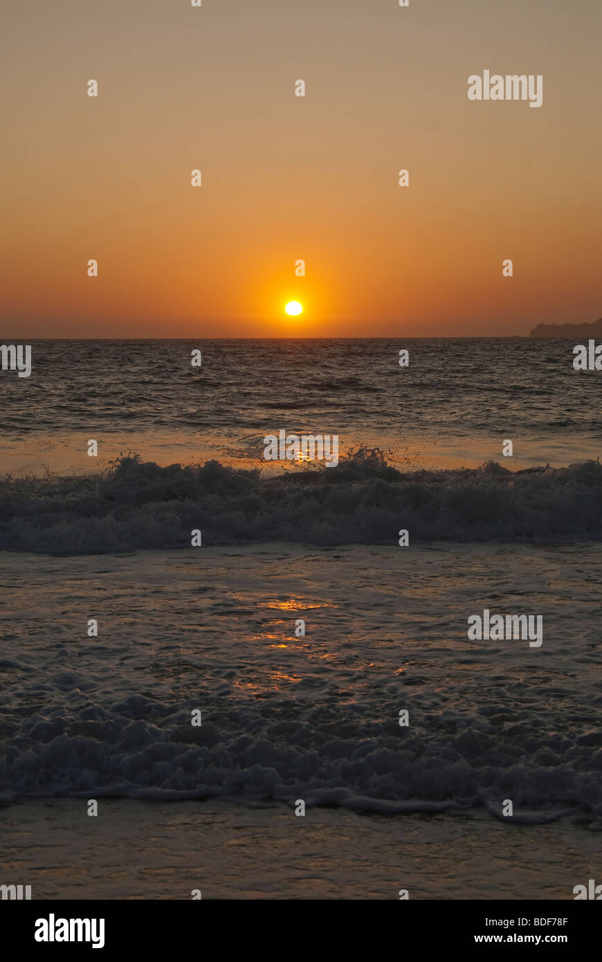 Goldenen Licht des Sonnenuntergangs über einen Strand. Stockfoto