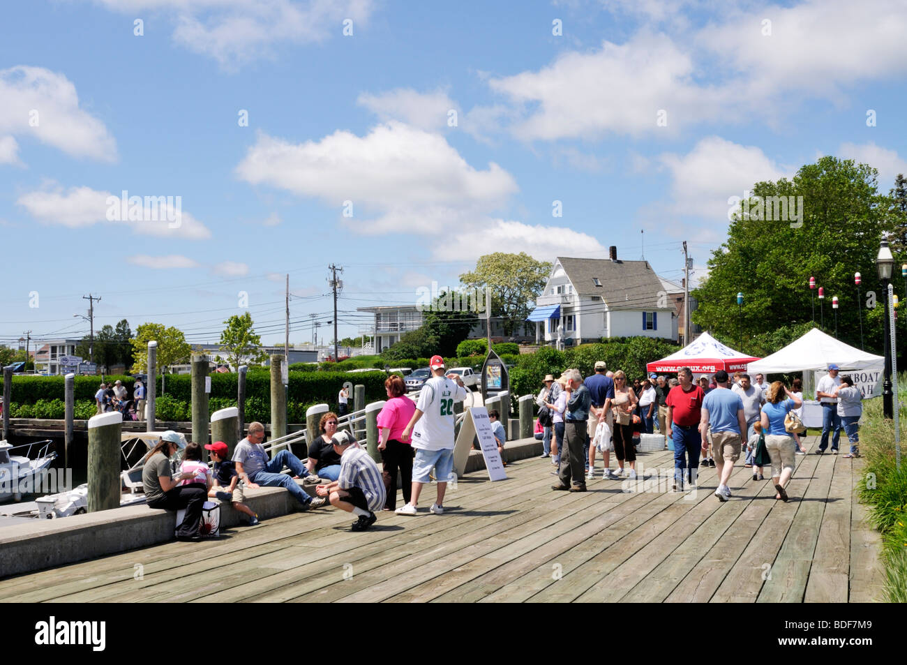 Touristen auf der Promenade in Hyannis Harbor, Cape Cod Stockfoto